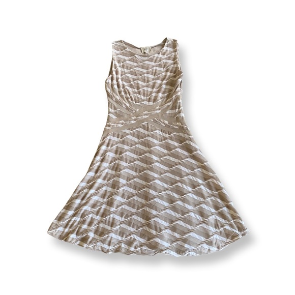 ECI New York Tan and White Dress - Picture 3 of 5